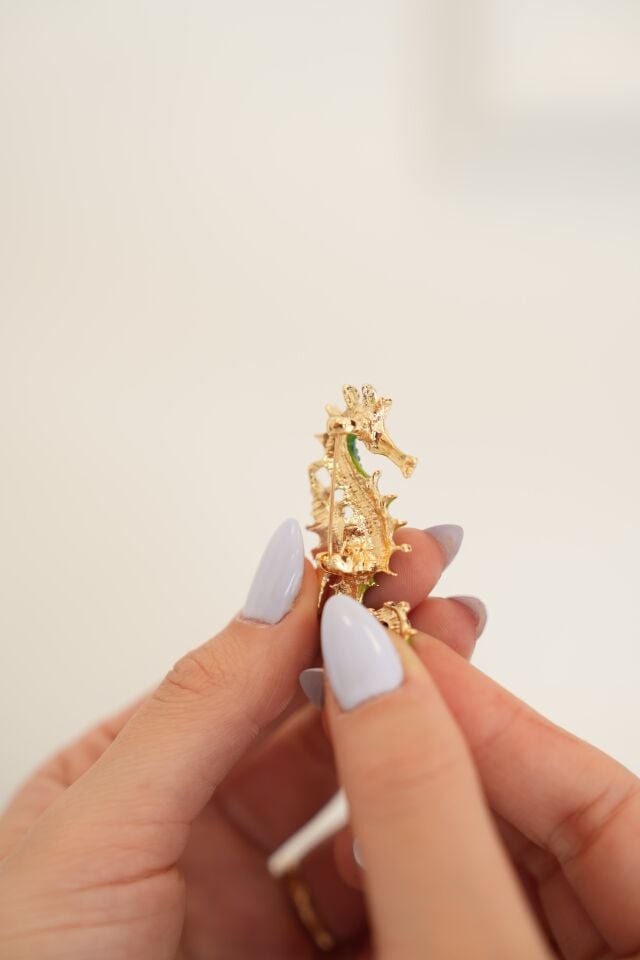Pirinç Gold Renk Yeşil Deniz Atı Model Zirkon Taş Detay Kadın Broş