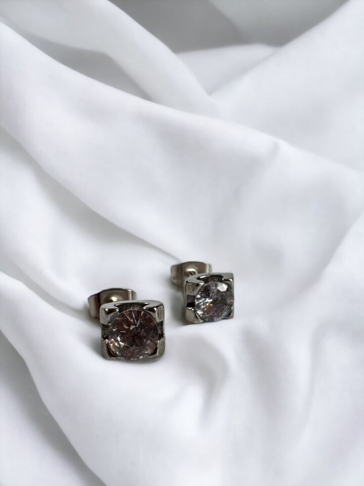 Gelin İçin Tektaş Küpe | 4MM Zirkon Taşlı, Işıltılı ve Zamansız