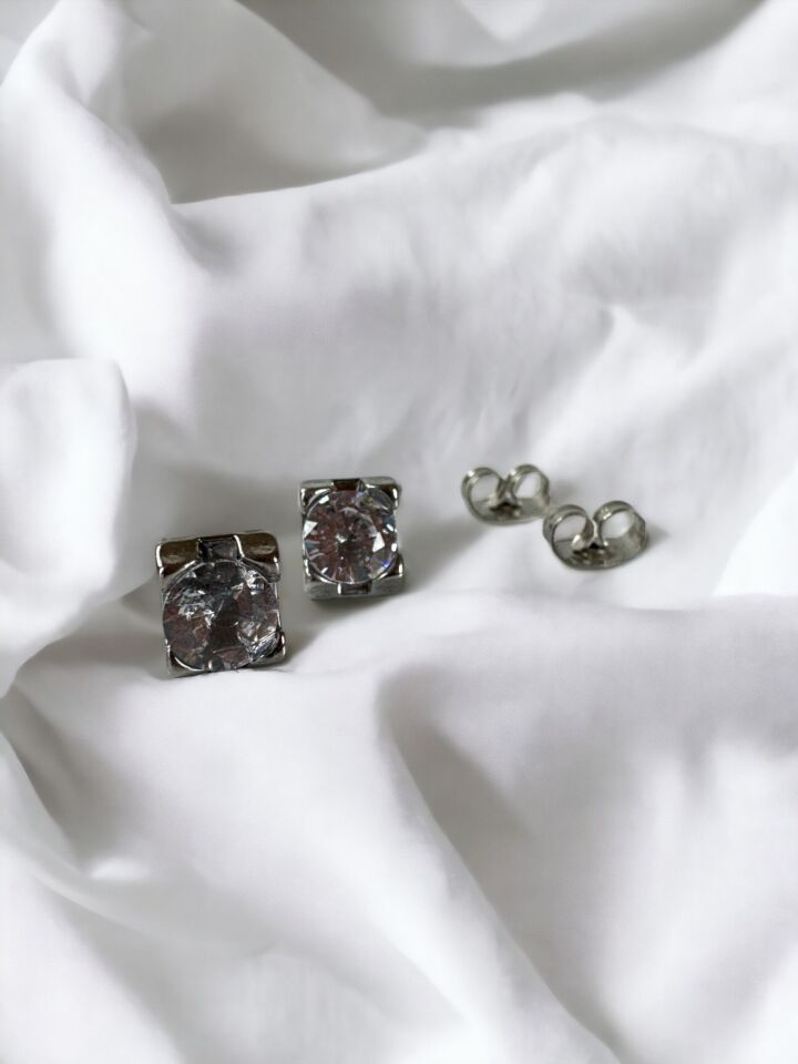 Gelin İçin Tektaş Küpe | 4MM Zirkon Taşlı, Işıltılı ve Zamansız