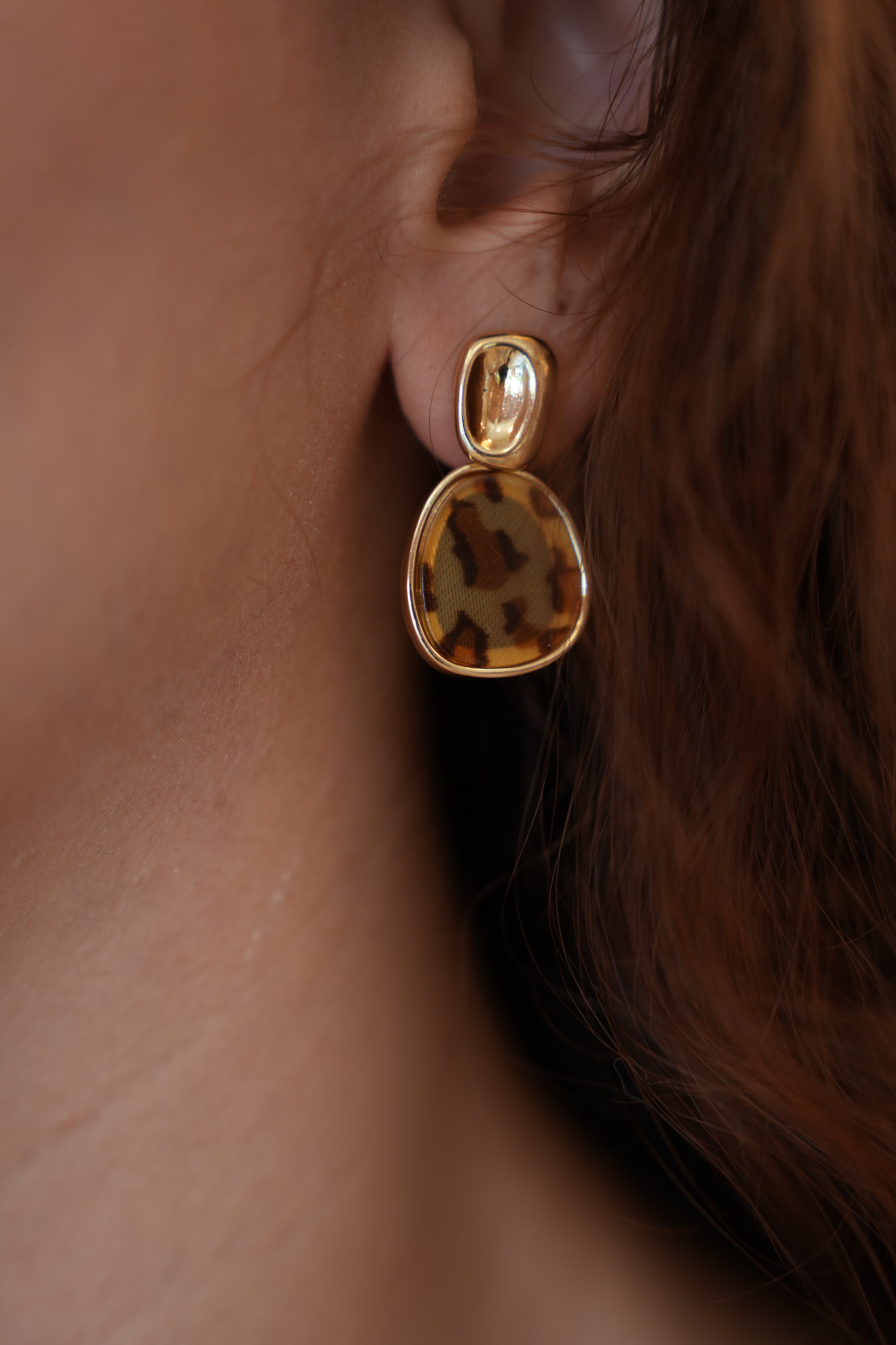Pirinç Gold Renk Sallantı Leopar Desen Kare Model Kadın Küpe
