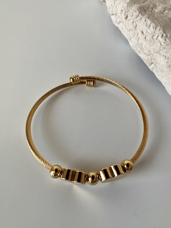 Kalp Detaylı Geçirmeli Gold Çelik Bileklik