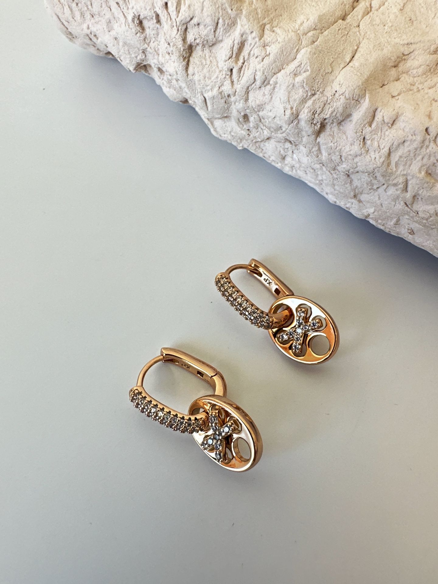 Zirkon Taş Detaylı Mini Sallantılı Gold Çelik Küpe