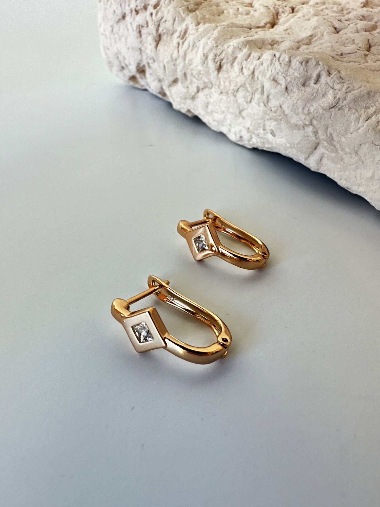 Zirkon Taş Detaylı Mini Gold Çelik Küpe