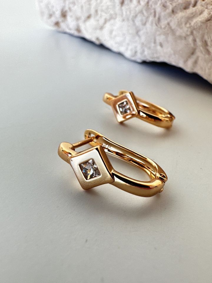 Zirkon Taş Detaylı Mini Gold Çelik Küpe