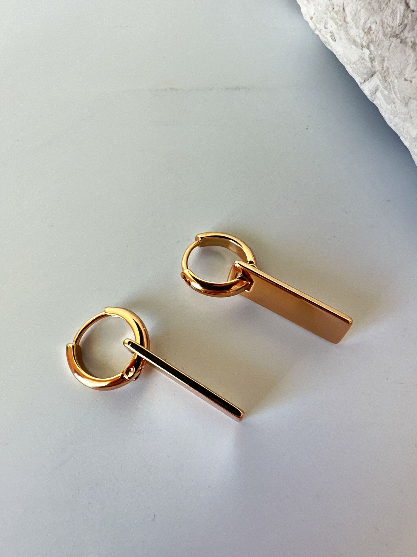 Plaka Sallantılı Gold Çelik Küpe