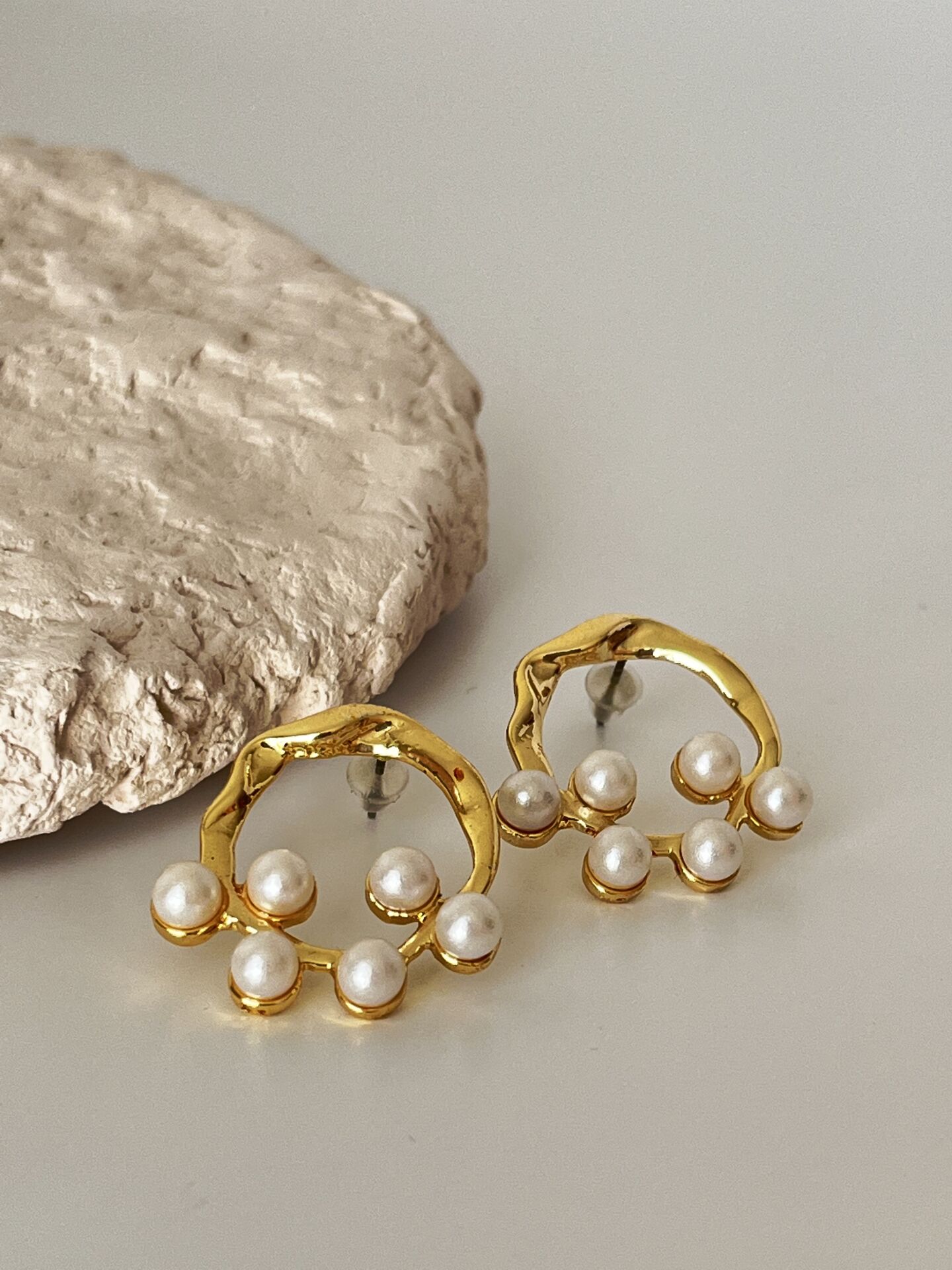 Gold Renkli İnci Detaylı Küpe