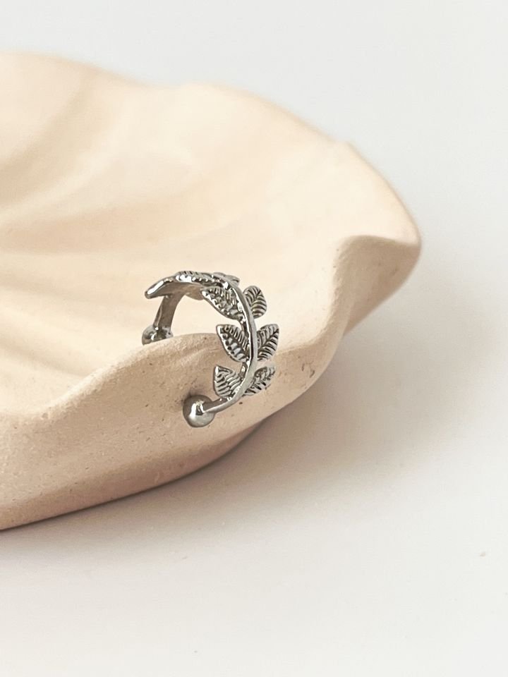 Yaprak Desenli Silver Kıkırdak Küpe