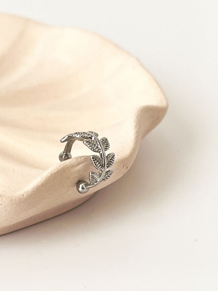 Yaprak Desenli Silver Kıkırdak Küpe