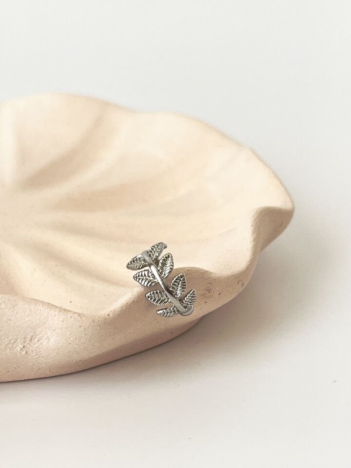 Yaprak Desenli Silver Kıkırdak Küpe