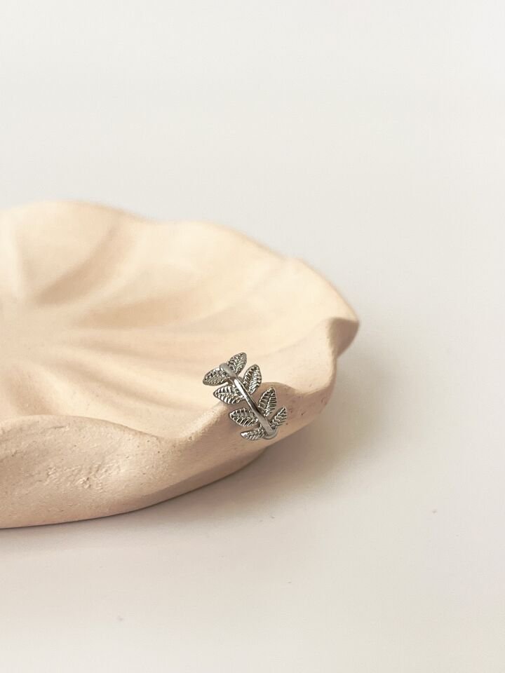 Yaprak Desenli Silver Kıkırdak Küpe