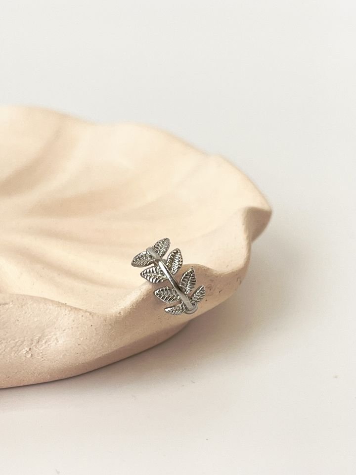 Yaprak Desenli Silver Kıkırdak Küpe