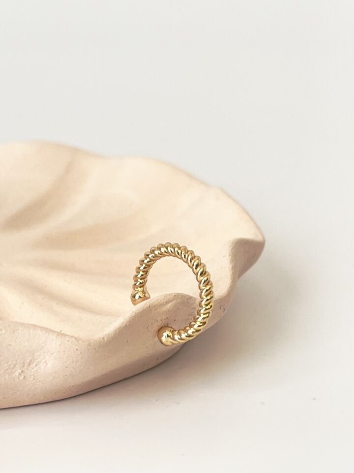 Freya Burgu Görünümlü Gold Kıkırdak Küpe