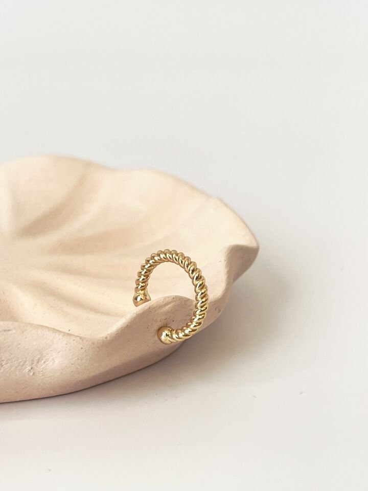 Freya Burgu Görünümlü Gold Kıkırdak Küpe