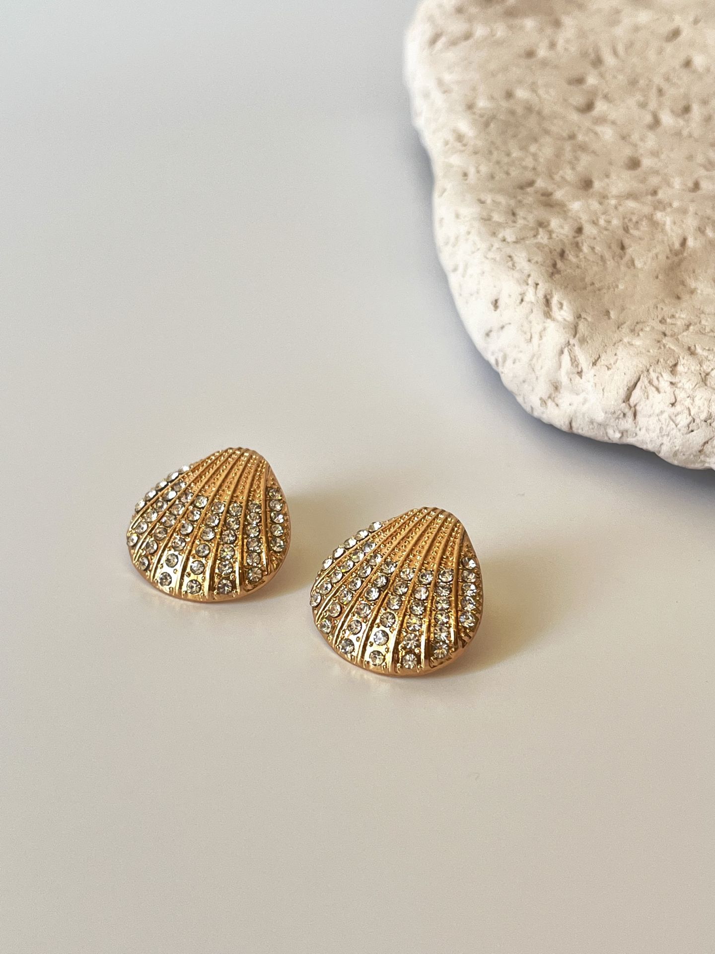 14K Altın Kaplama Zirkon Taşlı İstiridye Model Küpe