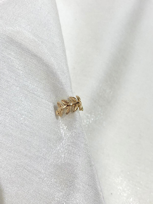 Yaprak Desenli Gold Kıkırdak Küpe