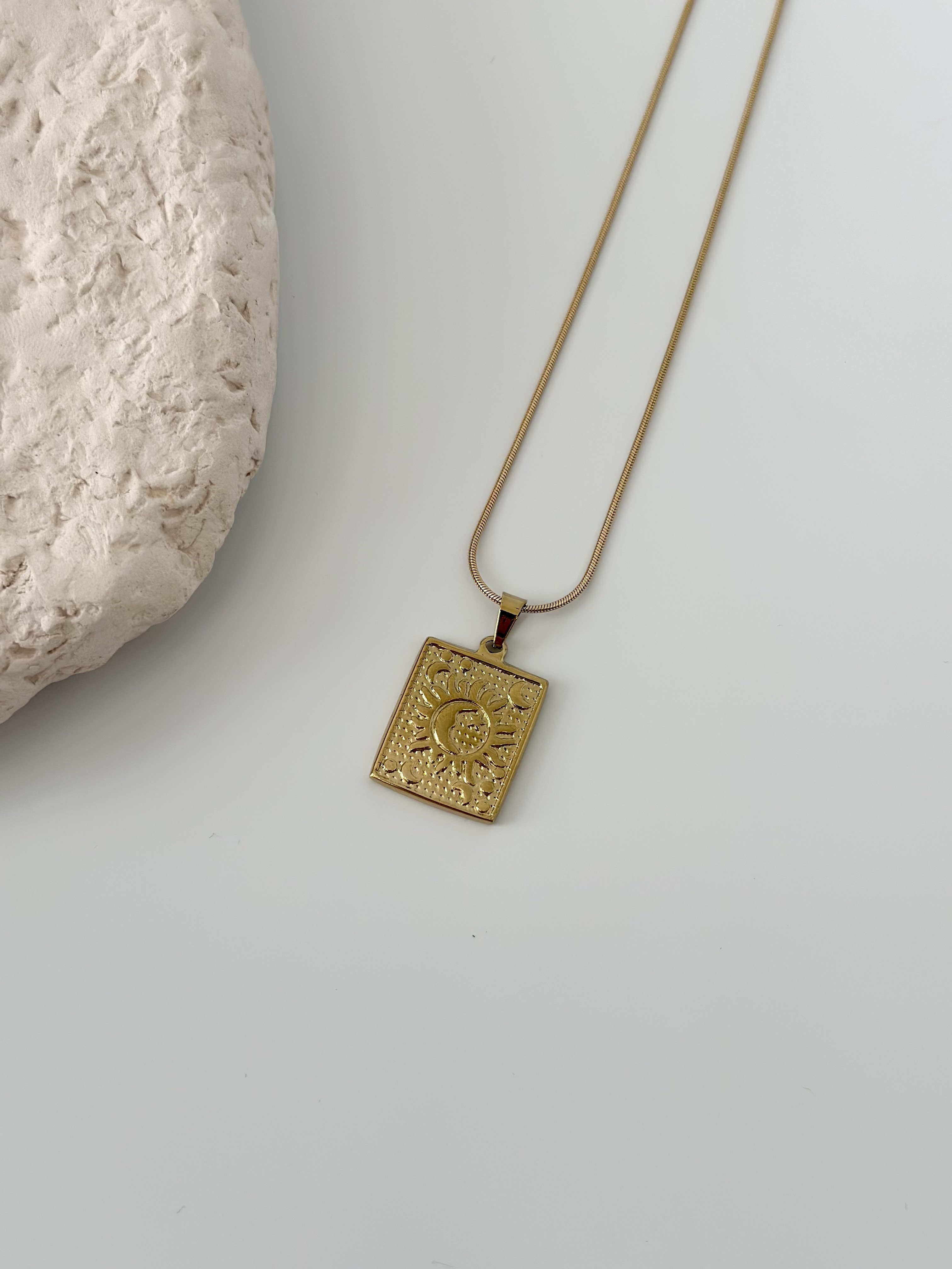 Çelik Gold Renk İşlemeli Vintage Kolye