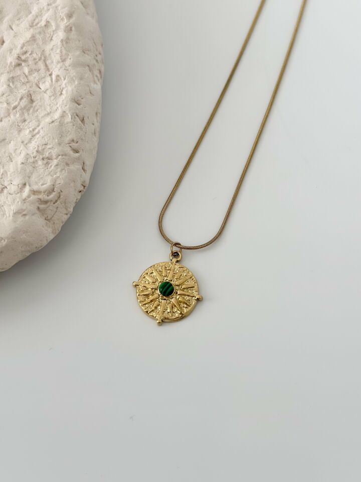 Çelik Gold Renk Yeşil Taşlı Kutup Yıldızı İşleme Madalyon Model Kadın Kolye