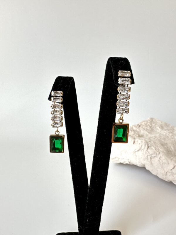 Altın Renk Yeşil Taş Detaylı Çelik Küpe