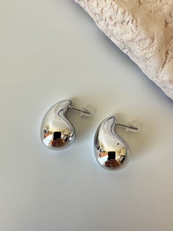 Bottega Gözyaşı Damlası Model Gümüş Renk Küpe