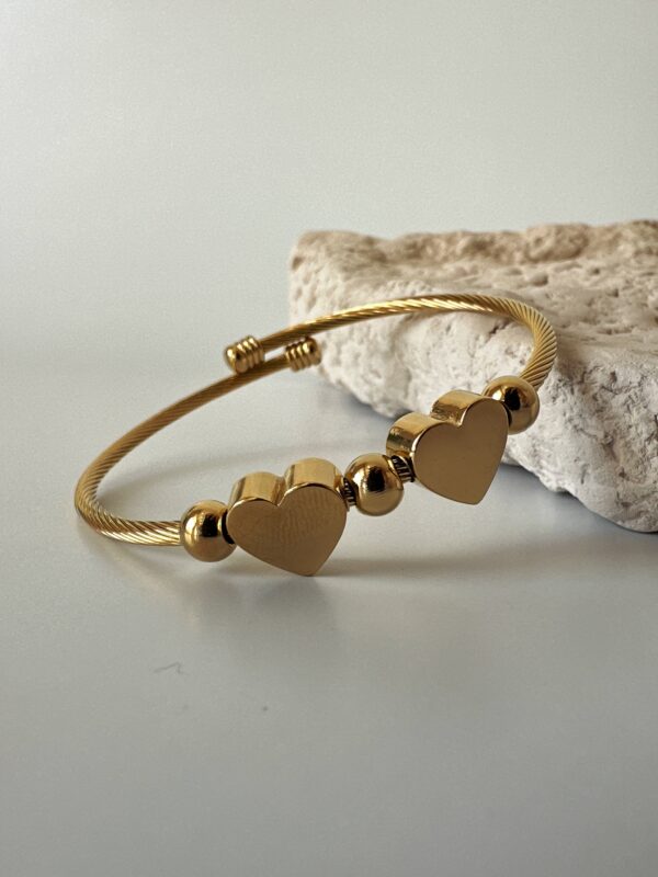 Kalp Detaylı Geçirmeli Gold Çelik Bileklik