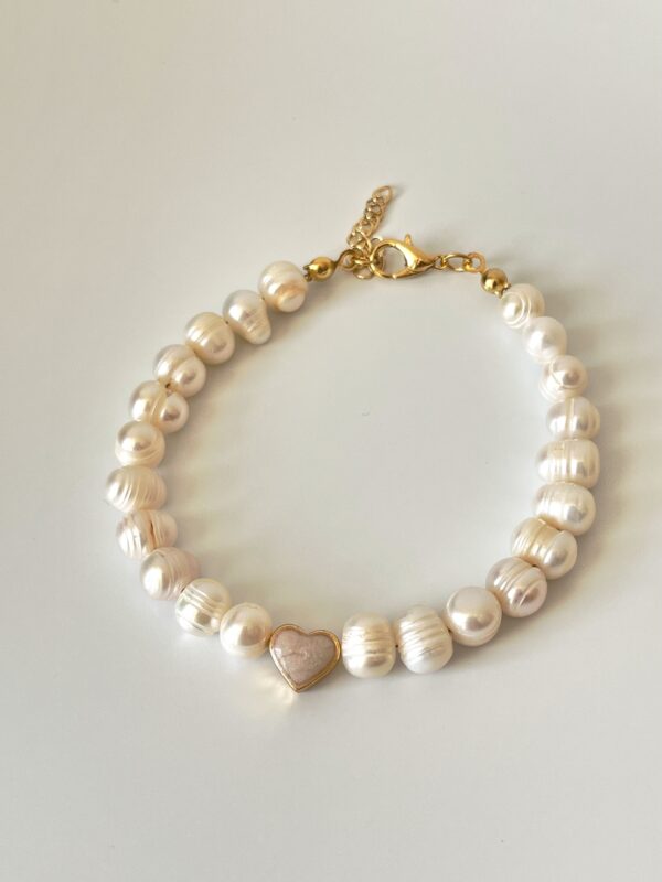 Pirinç Üzeri Altın Kaplama Sedefli Kalp Detaylı Gerçek İnci Bileklik