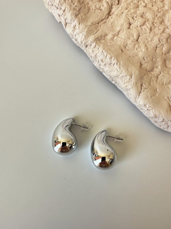 Bottega Gözyaşı Damlası Model Gümüş Renk Küpe