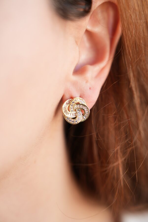 Gold Renk Zirkon Taşlı Sarmal Model Kadın Küpe