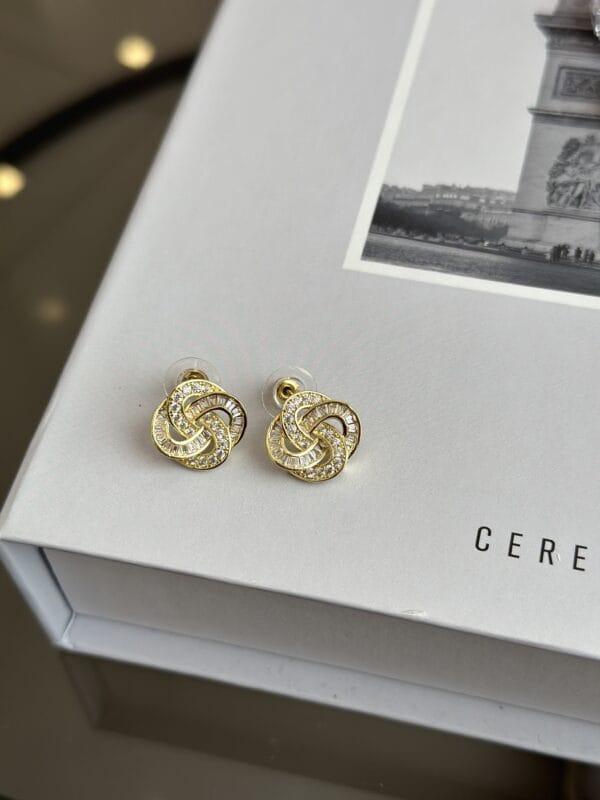 Gold Renk Zirkon Taşlı Sarmal Model Kadın Küpe