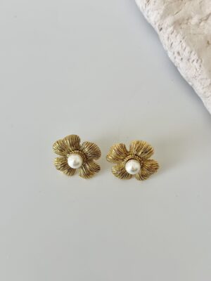 Çelik Çizgili Çiçek Ortası İnci Küpe