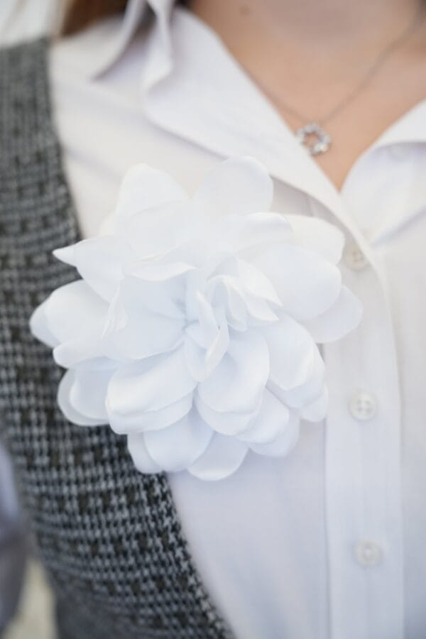 Beyaz Gül Model İğneli Broş