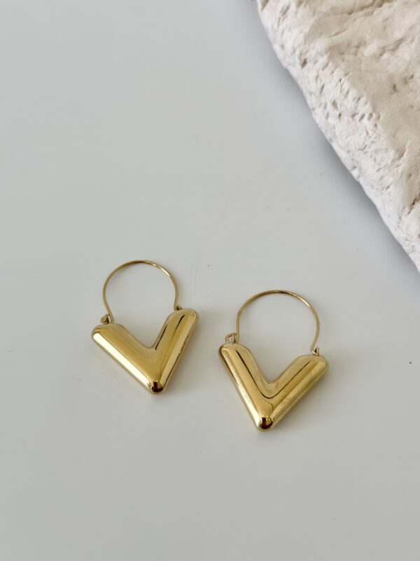 Çelik V Şekil Küpe