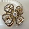 Yonca Model İnci Detaylı Broş