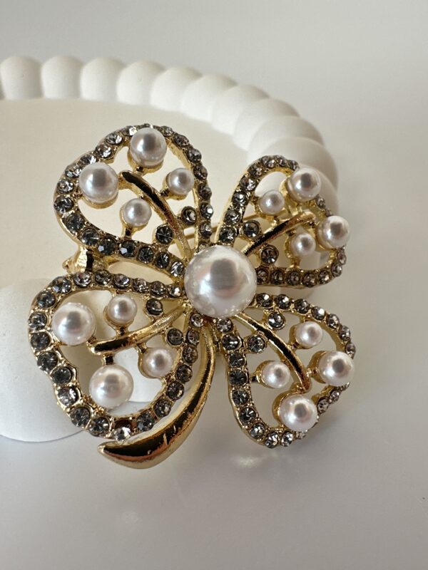 Yonca Model İnci Detaylı Broş