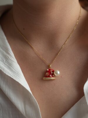 1036d261edff66f12444b7bb81f2925c-1.jpg Şapka Detaylı Yılbaşı Konsept Çelik Kolye