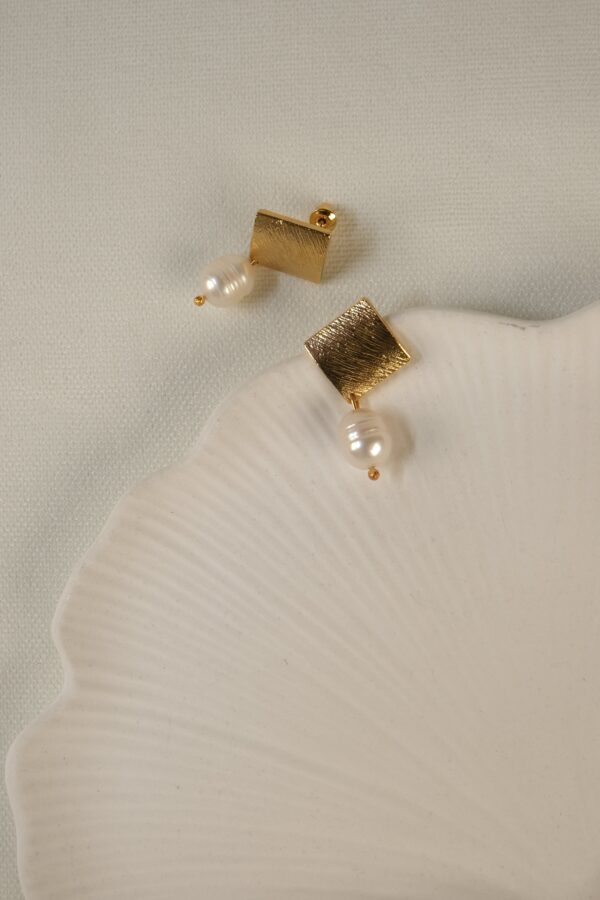 Kare Model Gerçek İnci Detaylı Küpe