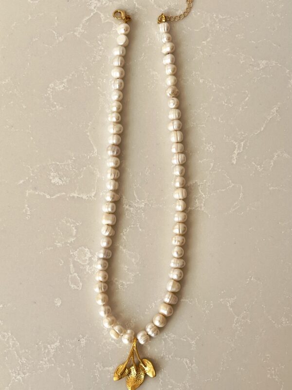 Yaprak Detaylı İnci Kolye