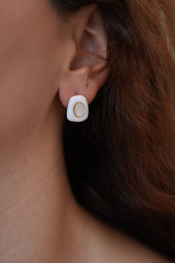 Beyaz Mineli Gold Çerçeveli Çelik Küpe