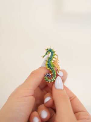 Pirinç Gold Renk Yeşil Deniz Atı Model Zirkon Taş Detay Kadın Broş