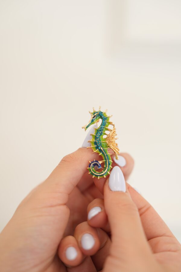 Pirinç Gold Renk Yeşil Deniz Atı Model Zirkon Taş Detay Kadın Broş