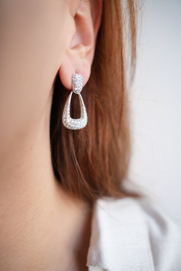 Pirinç Gümüş Renk Zirkon Taşlı Üçgen Model Kadın Küpe