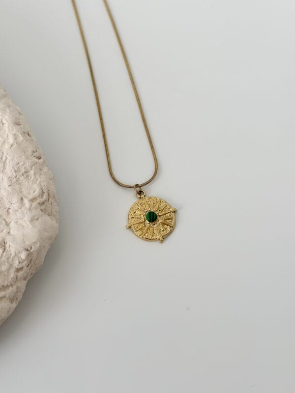 316L Çelik Gold Renk Yeşil Taşlı Kutup Yıldızı İşleme Madalyon Model Kadın Kolye