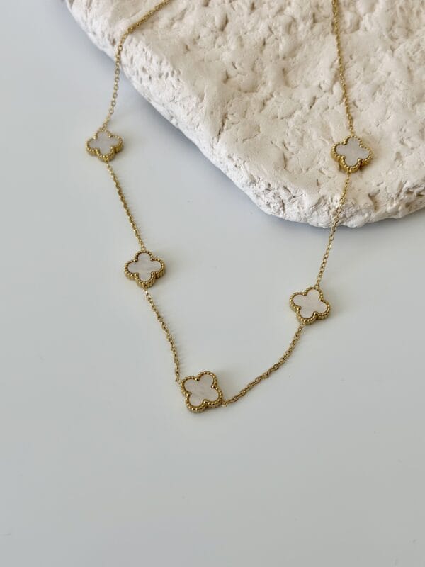 Çelik 5 li Beyaz Yonca Kolye