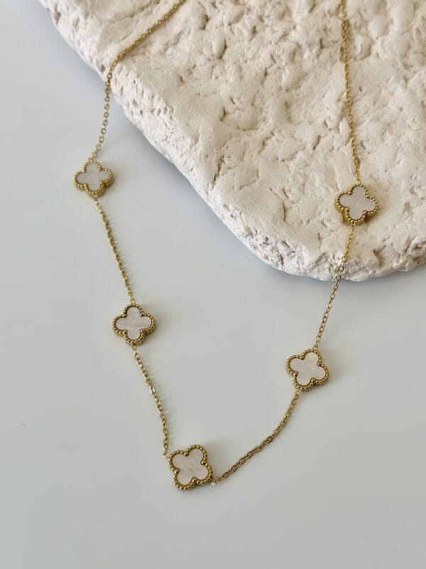 Çelik 5 li Beyaz Yonca Kolye