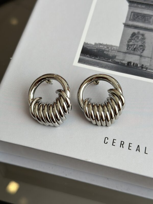 Gümüş Renk Halka Sarmal Model Vip Kadın Küpe