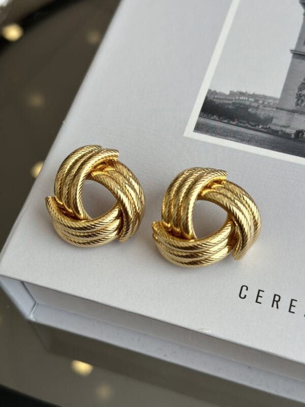 Gold Renk İşlemeli Sarmal Model Kadın Küpe