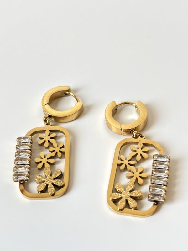 Zirkon Taş Detaylı Çelik Küpe