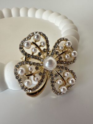 318465ddcc0ea60b882030c0c22bcc15.jpg Yonca Model İnci Detaylı Broş