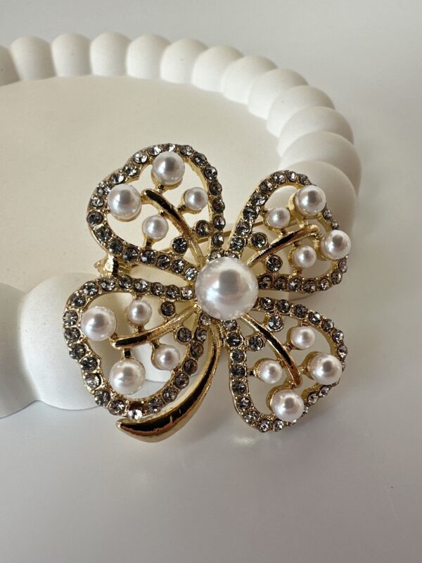 Yonca Model İnci Detaylı Broş