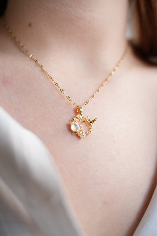 Çelik Gold Renk Zincir Zirkon Taşlı Sinek Kuşu Figür Çiçek Figür Kadın Kolye