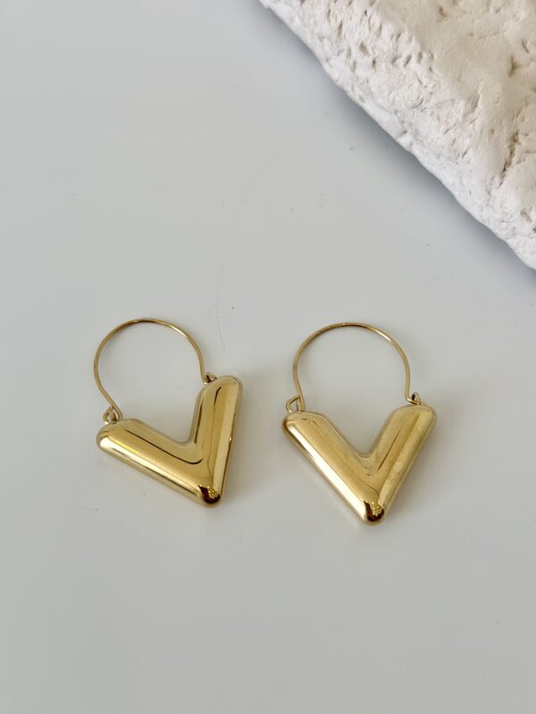 Çelik V Şekil Küpe